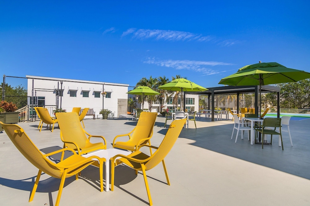 Naples Park Central Hotel 40/50