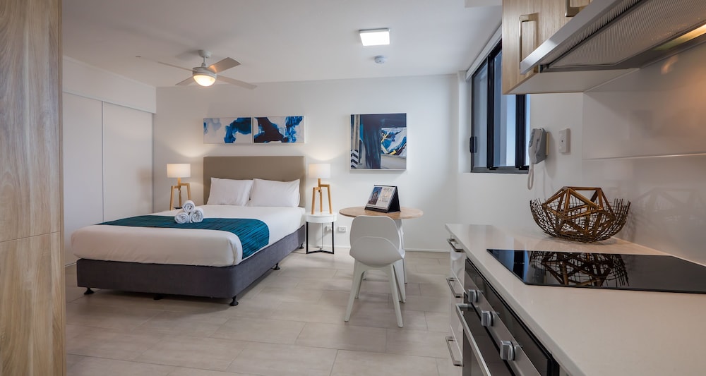 STUDIO, QUEEN BED
