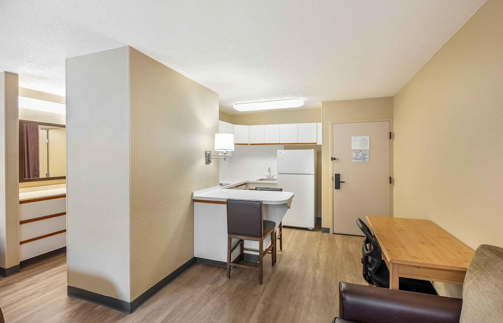 Studio 6 Extended Stay Milwaukee Brookfield WI 45/70