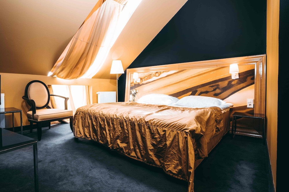 Opera, Modern, Suite, Queen Bed, Sofa