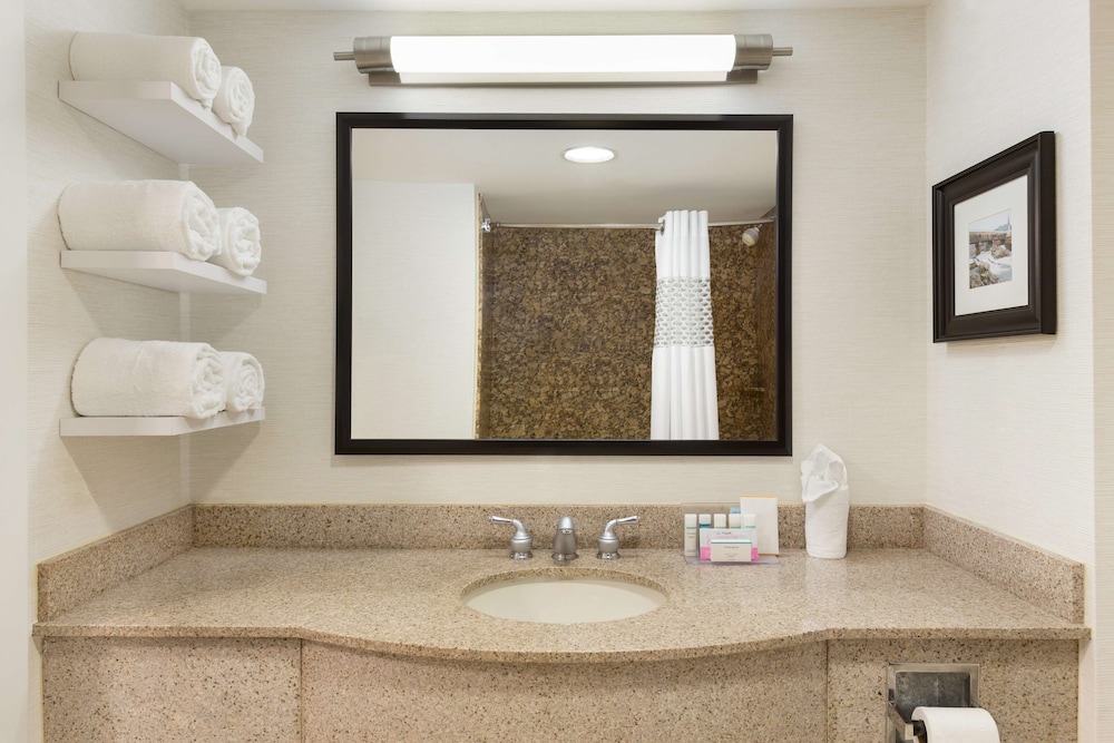 Hampton Inn & Suites By Hilton Manchester - Bedford 17/50