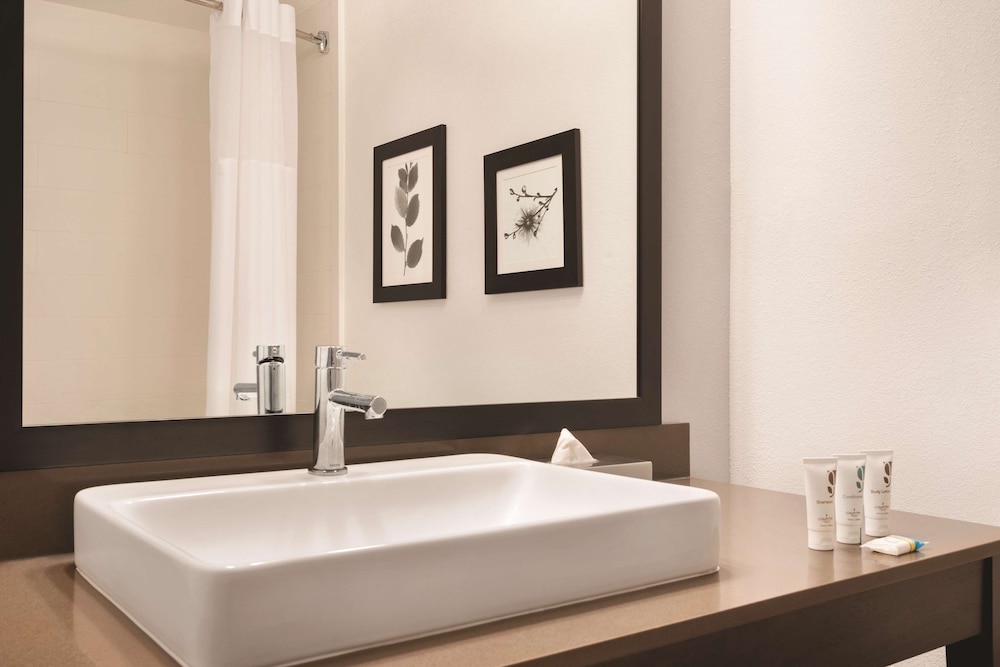 Country Inn & Suites by Radisson, Savannah Midtown, GA 9/39