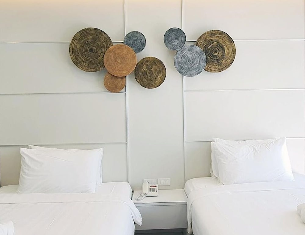 DELUXE, TWIN BEDS, POOL VIEW
