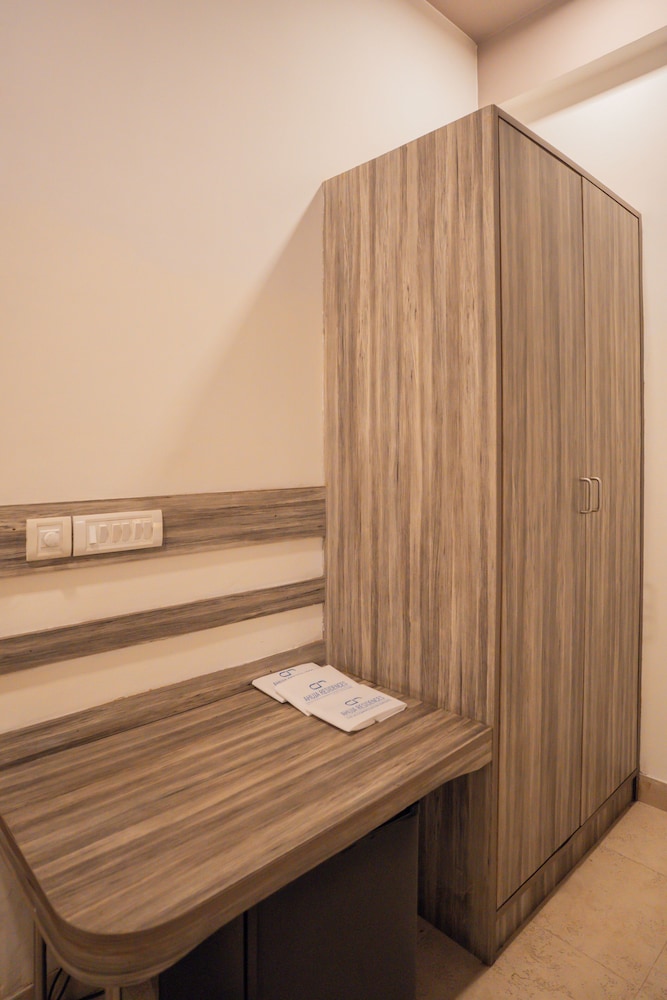 Ahuja Residency Parklane 40/50