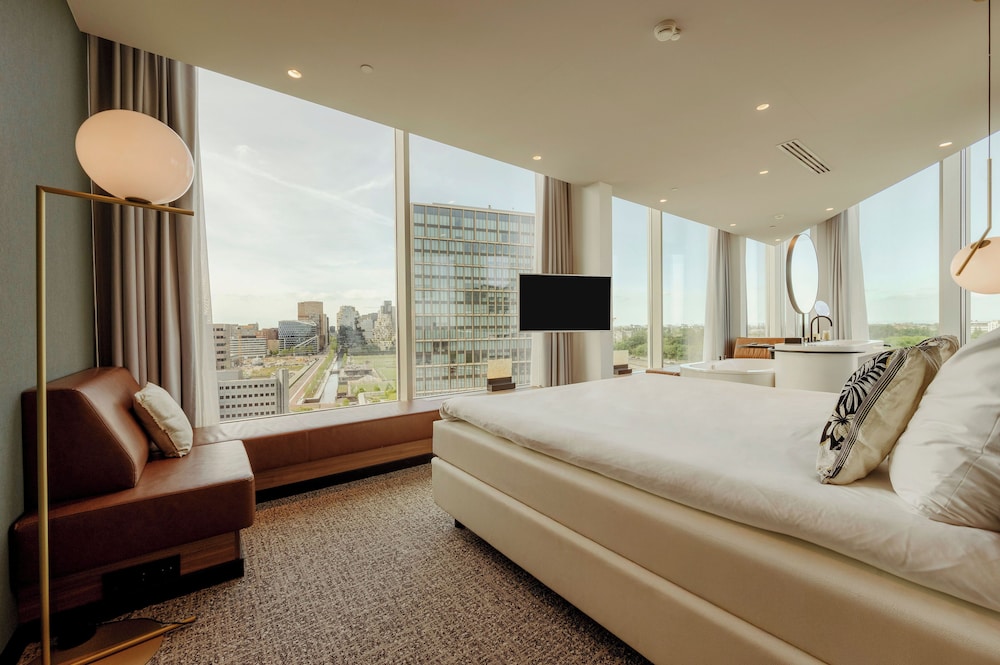 SUITE, KING BED, HOT TUB