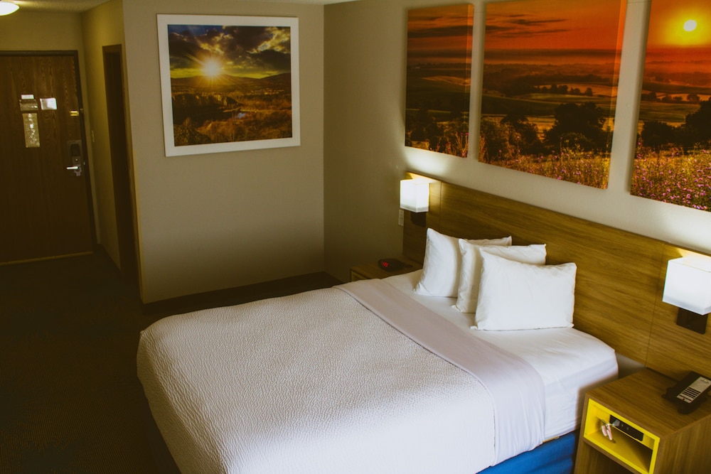 Days Inn by Wyndham Colby 8/32
