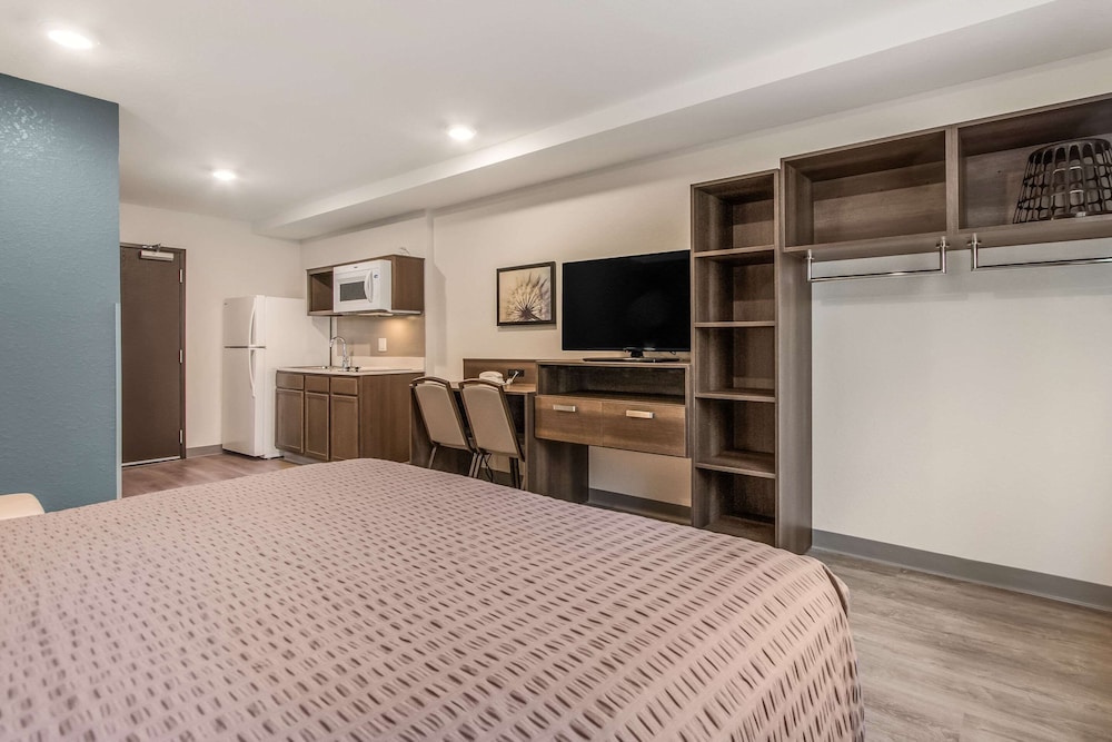 STANDARD, QUEEN BED, SOFA