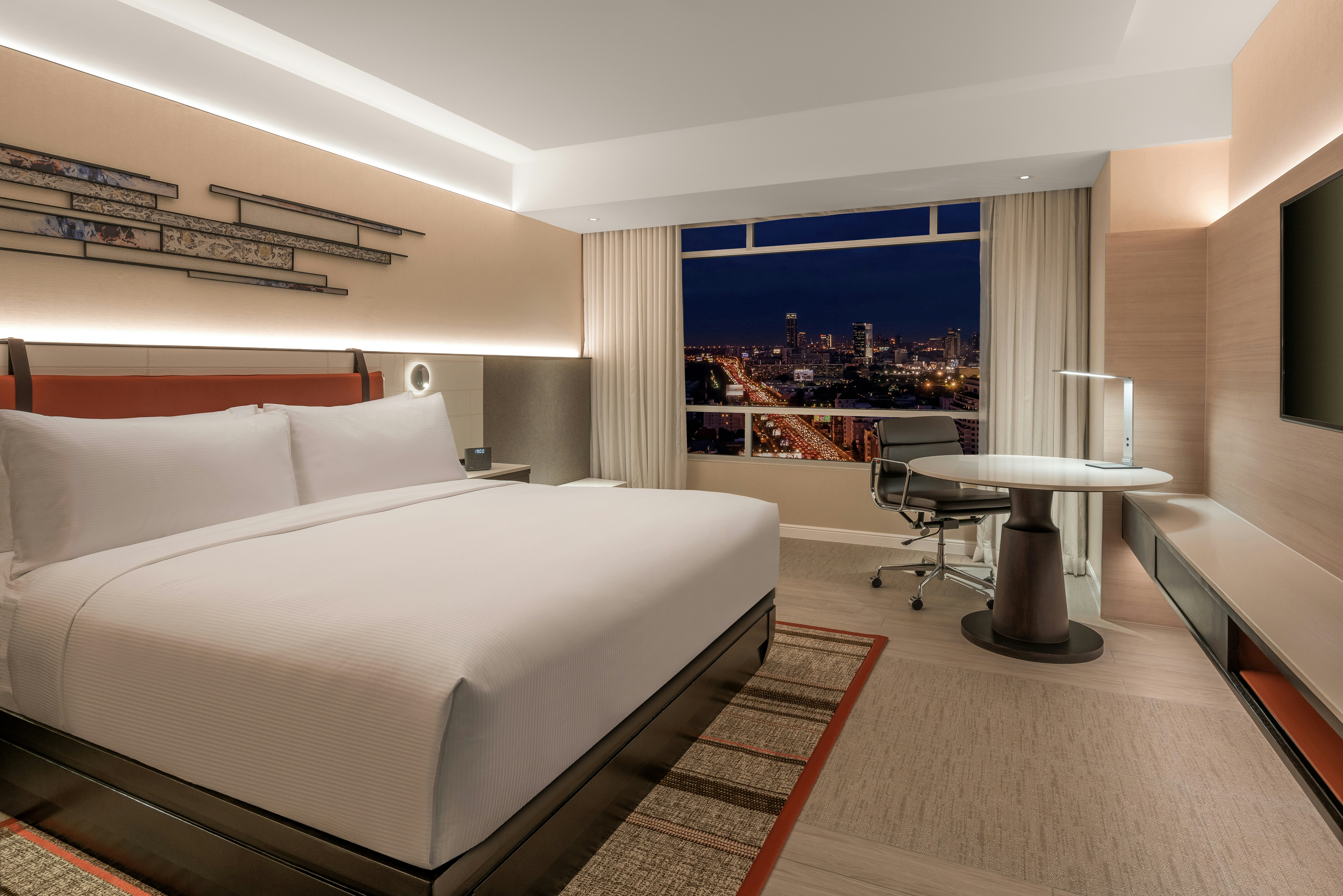 DELUXE, KING BED