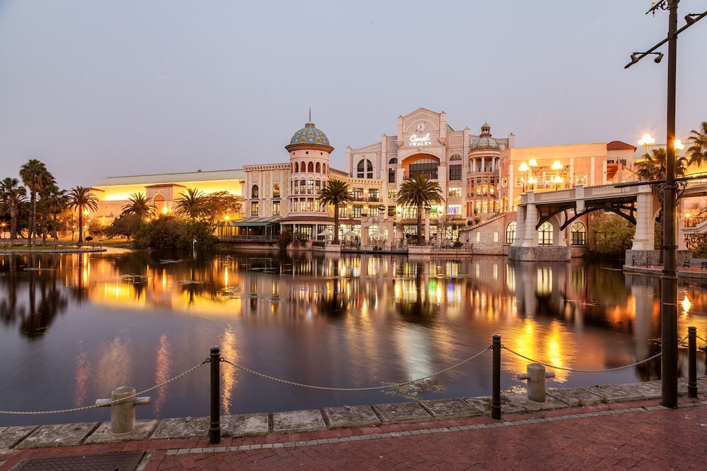Cape Town City Accommodation the Island Club 64/69