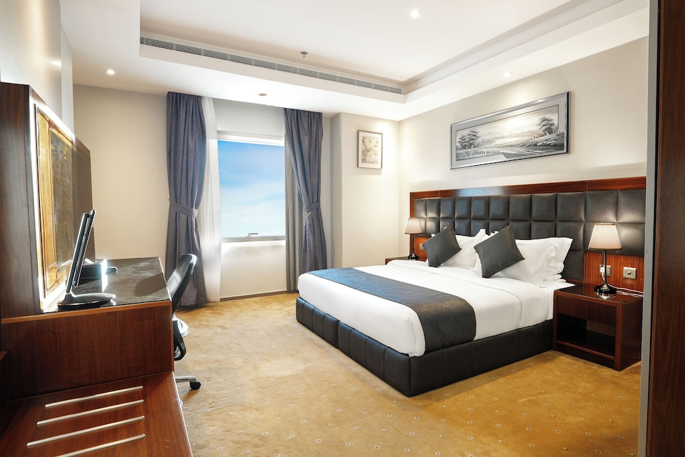 2 Bedrooms, Apartment, Queen and Twin Beds, City View, 2 Bathrooms