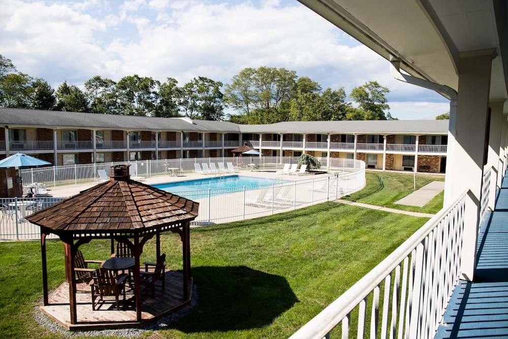 Crystal Inn Eatontown 39/41
