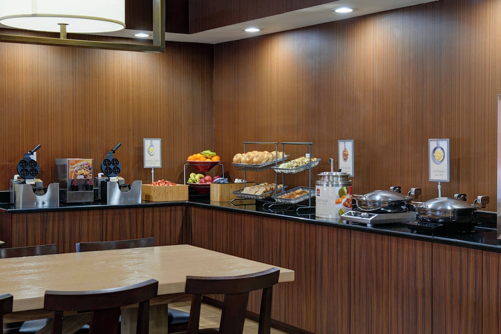 Fairfield Inn Suites By Marriott Detroit Farmington Hills 32/49