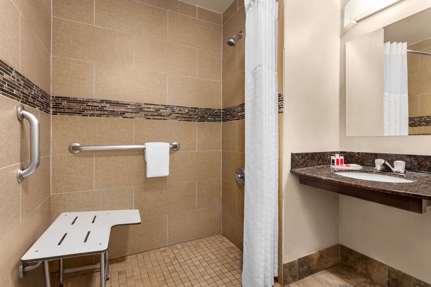 Luxe Studios Nashville Airport 62/63