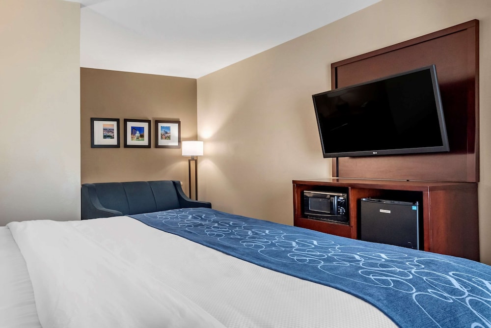 Comfort Suites Pell City near Logan Martin Lake 11/39