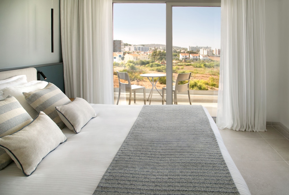ROOM, DOUBLE BED, INLAND VIEW