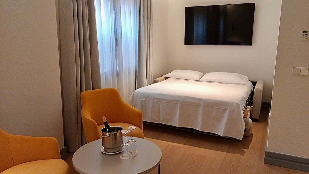 ROOM, TRIPLE