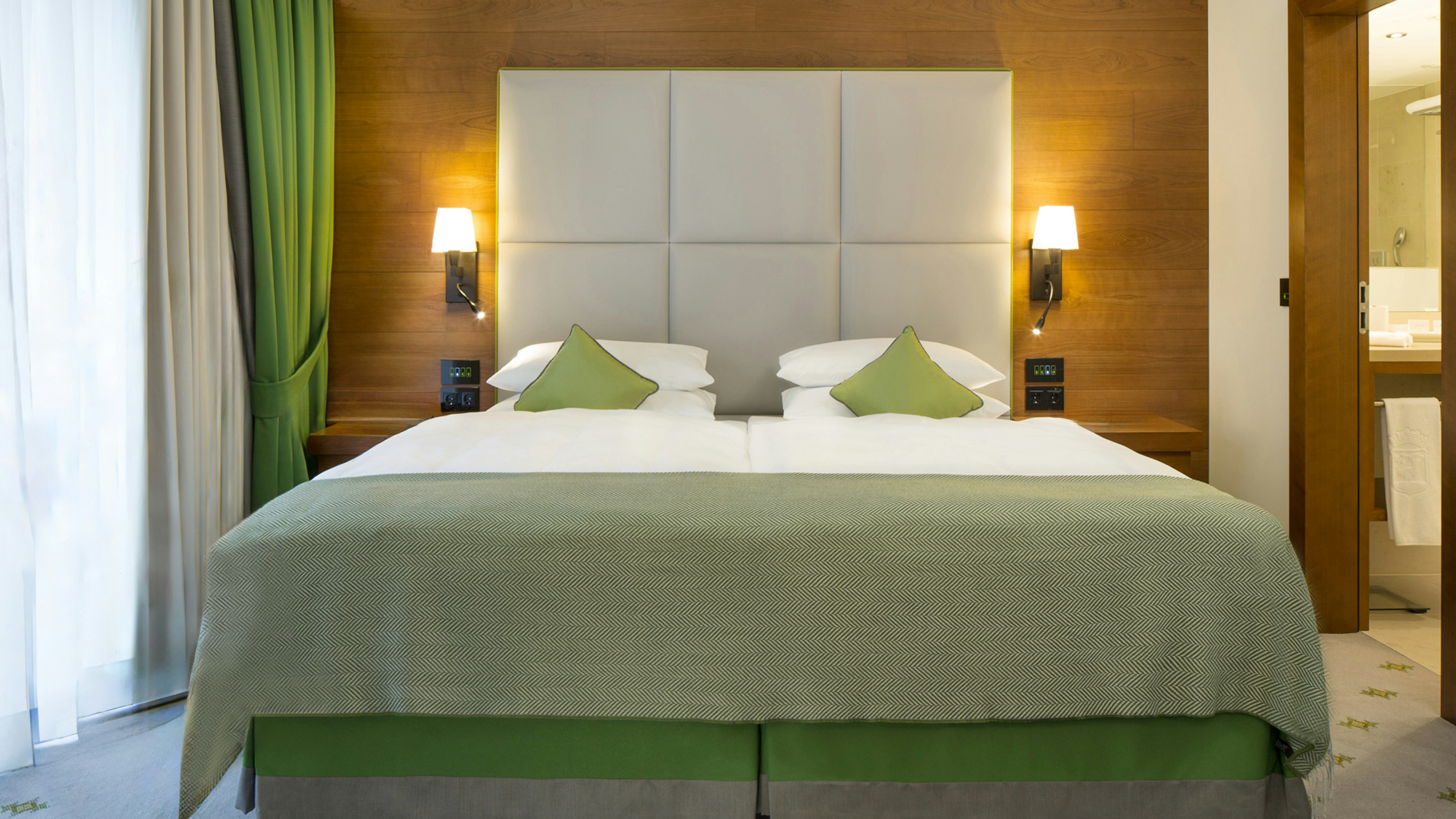 EXECUTIVE, KING BED, LAKE VIEW