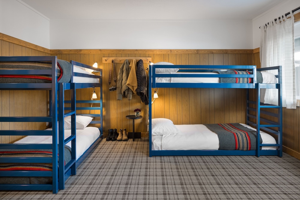 4 Beds, 2 Bunk Beds