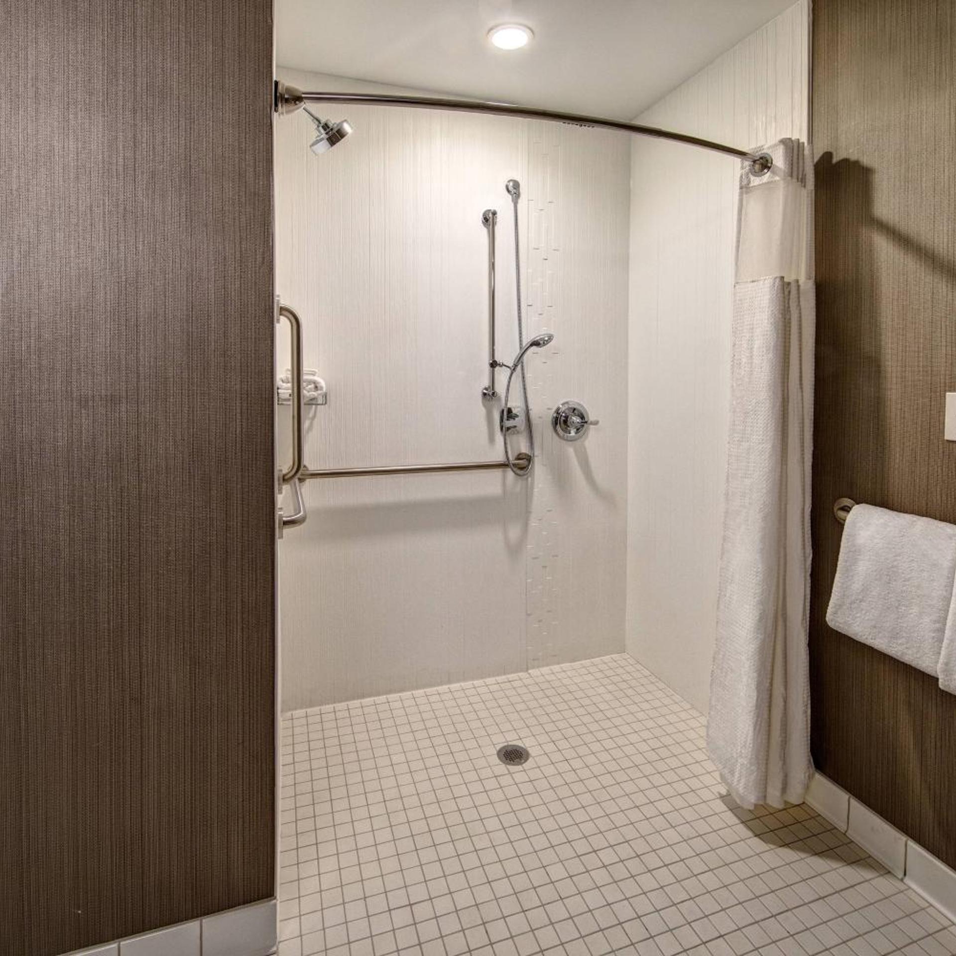 غرفة بسرير كينج بحوض استحمام لذوي الإعاقة، Courtyard By Marriott Dulles Airport Herndon 3/3