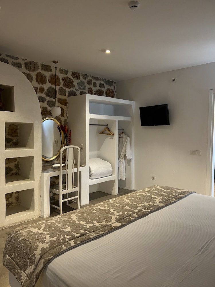 2 Bedrooms, Exclusive, Villa, 2 King Beds, Hill View, Sofa, Private Pool، Desiterra Santorini 4/10