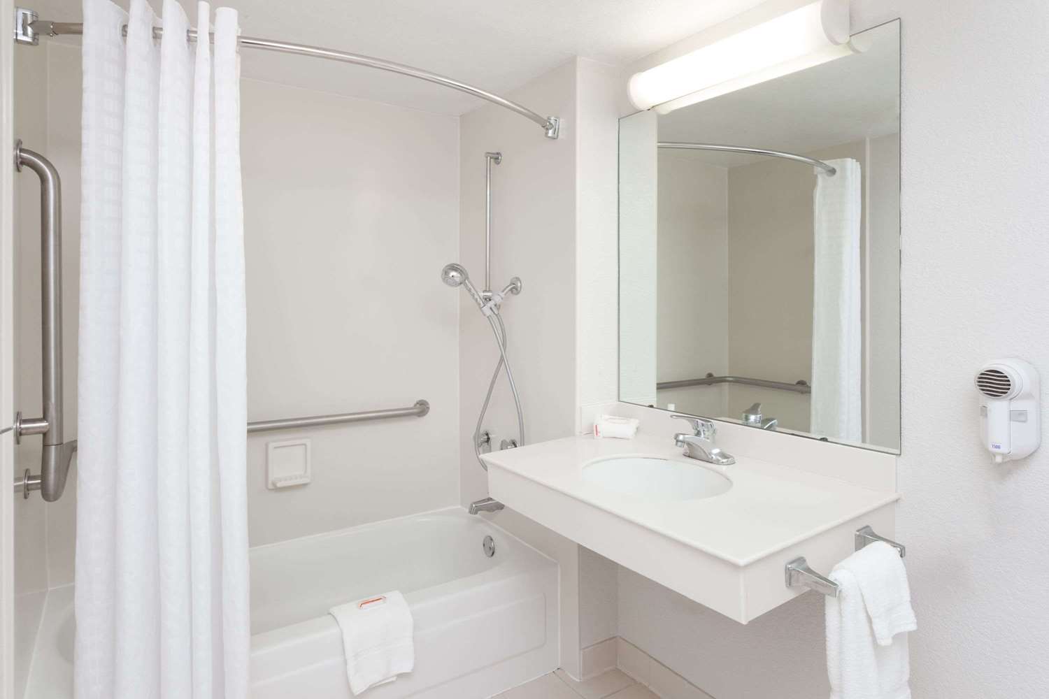 Days Inn & Suites by Wyndham Arlington Heights 30/36