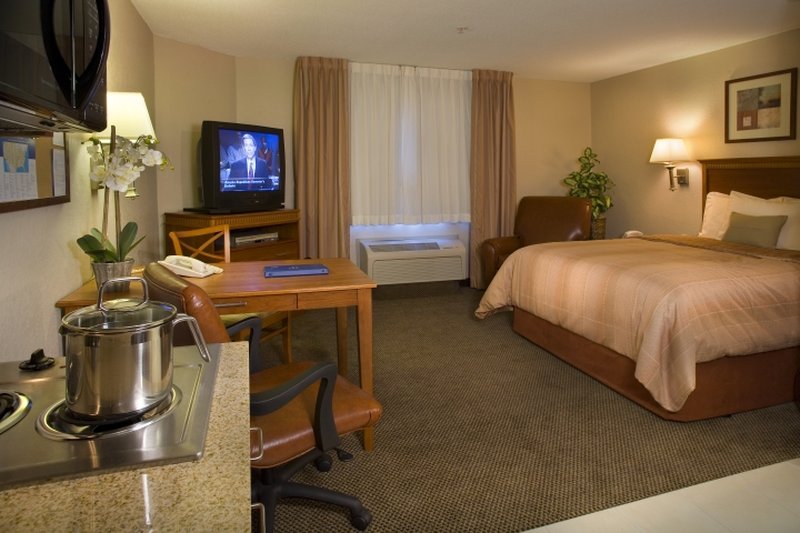 Studio, Suite, Queen Bed, Candlewood Suites Fredericksburg 2/3
