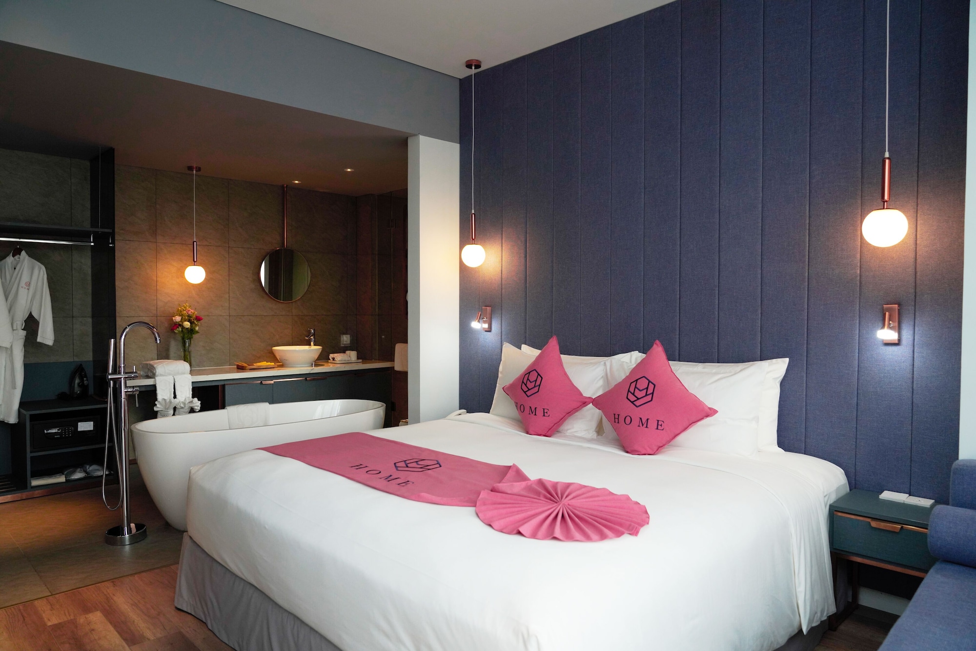 Home, Suite, King Bed, Balcony
