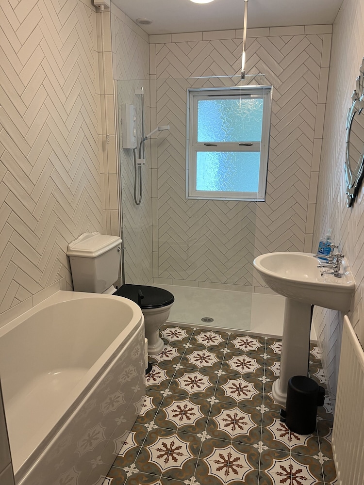 Brookhall Cottages 50/50