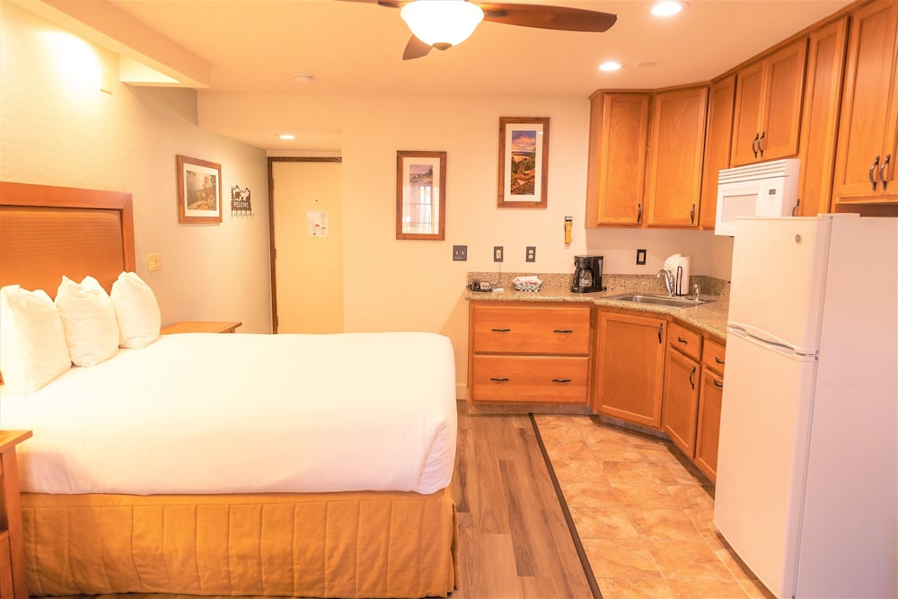 studio, kitchenette