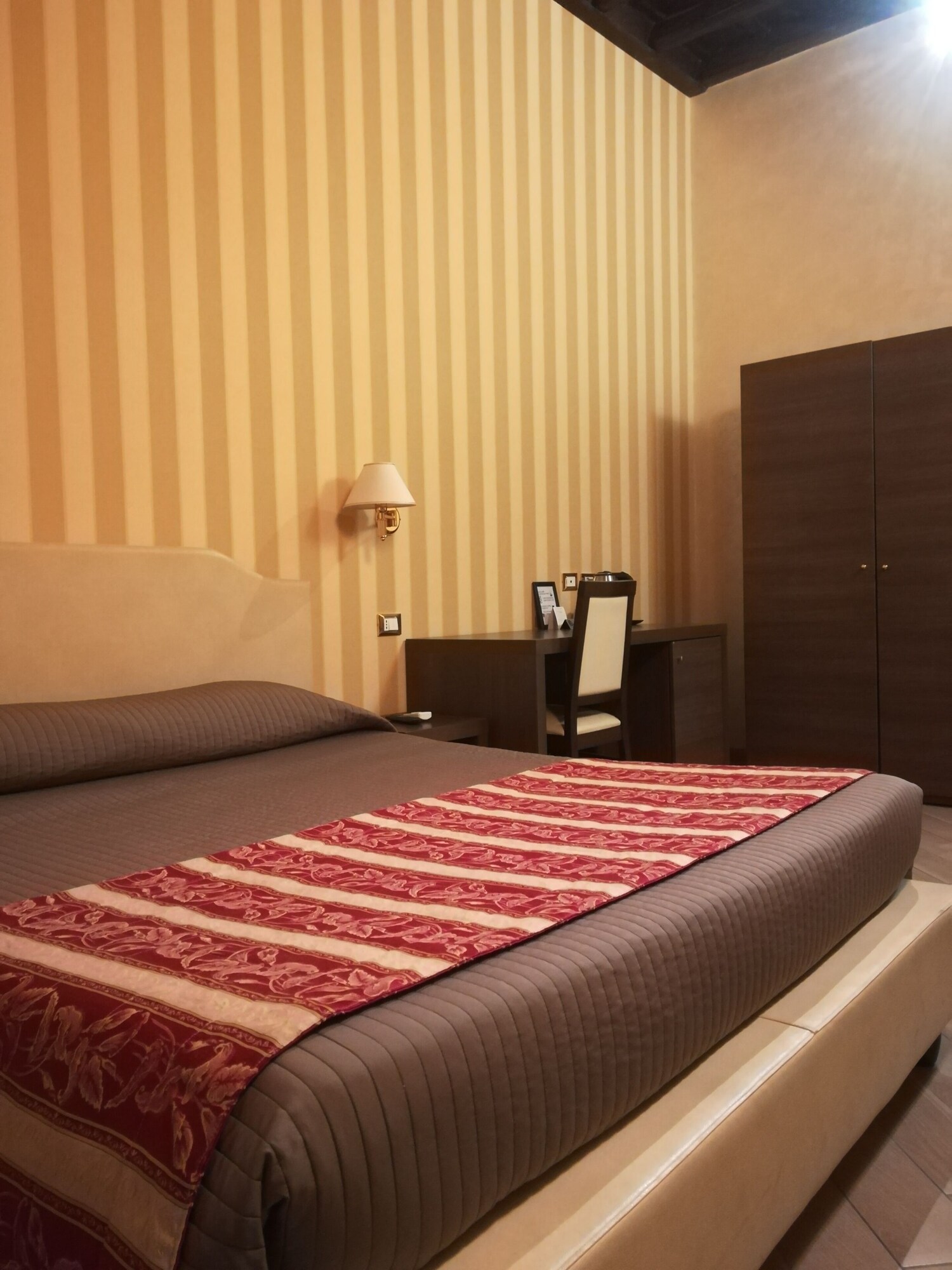 EXECUTIVE, DOUBLE BED