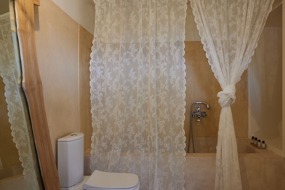 Aigis Suites 48/50