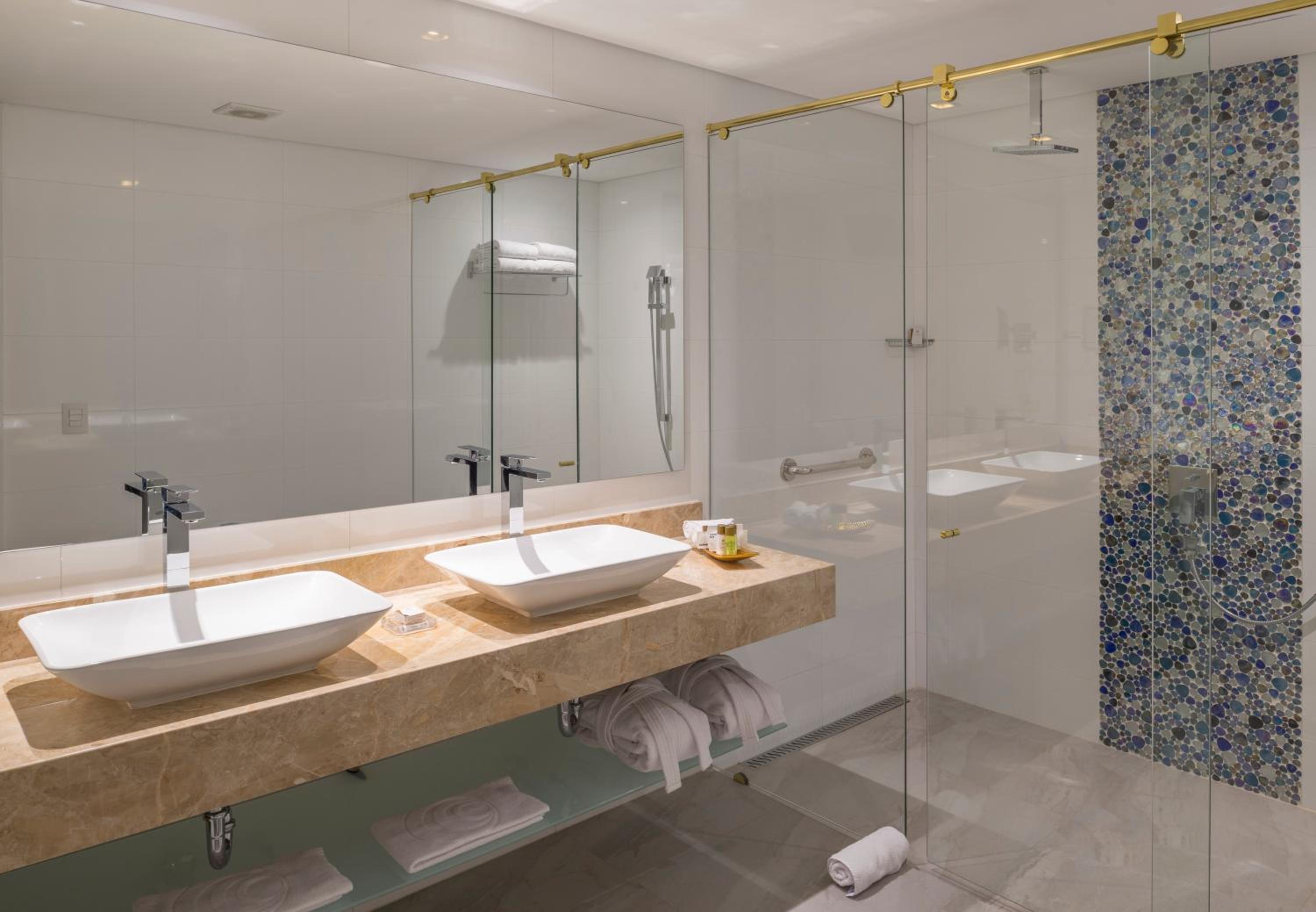غرفة بسريرين مزدوجين بحوض استحمام، Hotel El Dorado Bogota 4/4