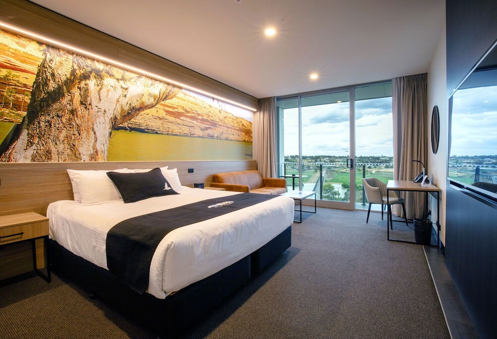 Deluxe, Suite, King Bed, Bridge View, Sofa