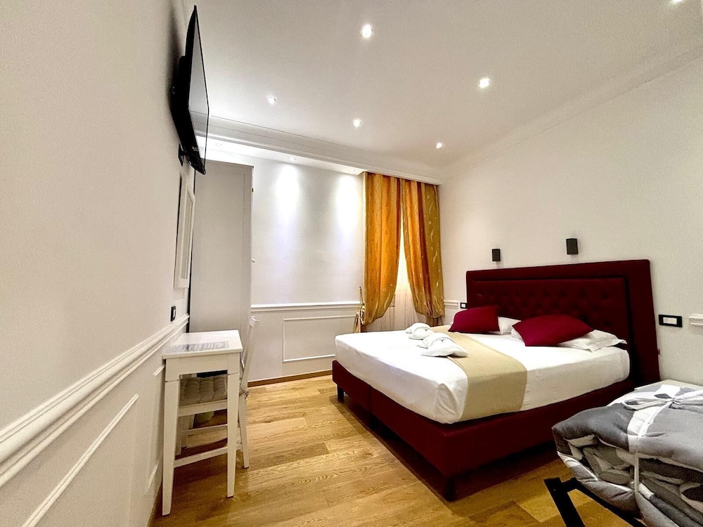 ROOM, DOUBLE BED