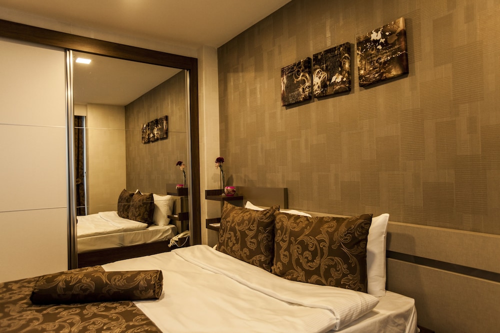 LIV SUIT HOTEL 9/58