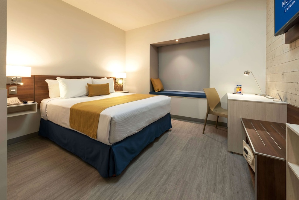 ROOM, QUEEN BED