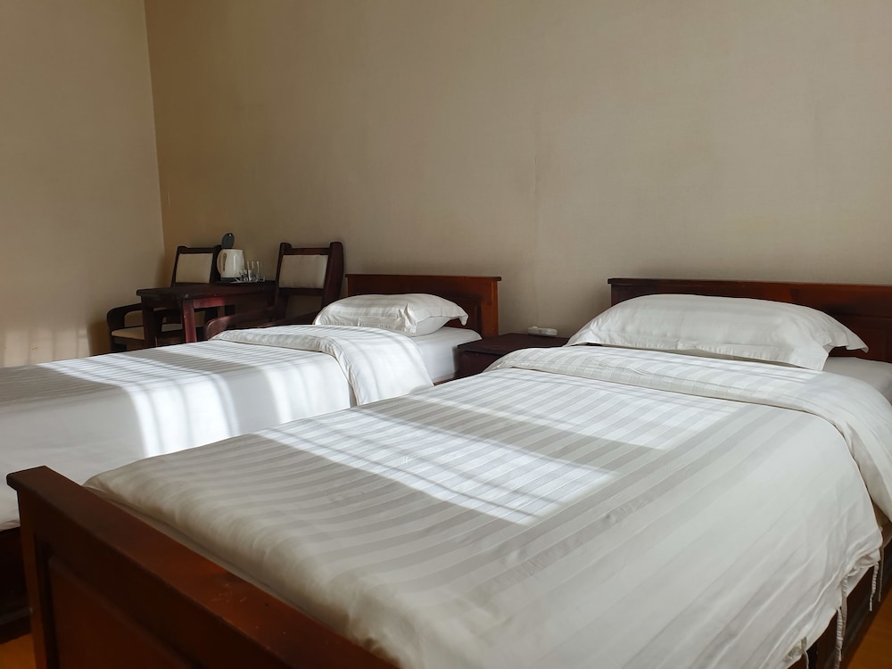 Land Hotel 10/50