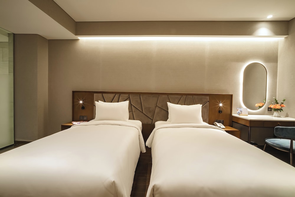 DELUXE, TWIN BEDS