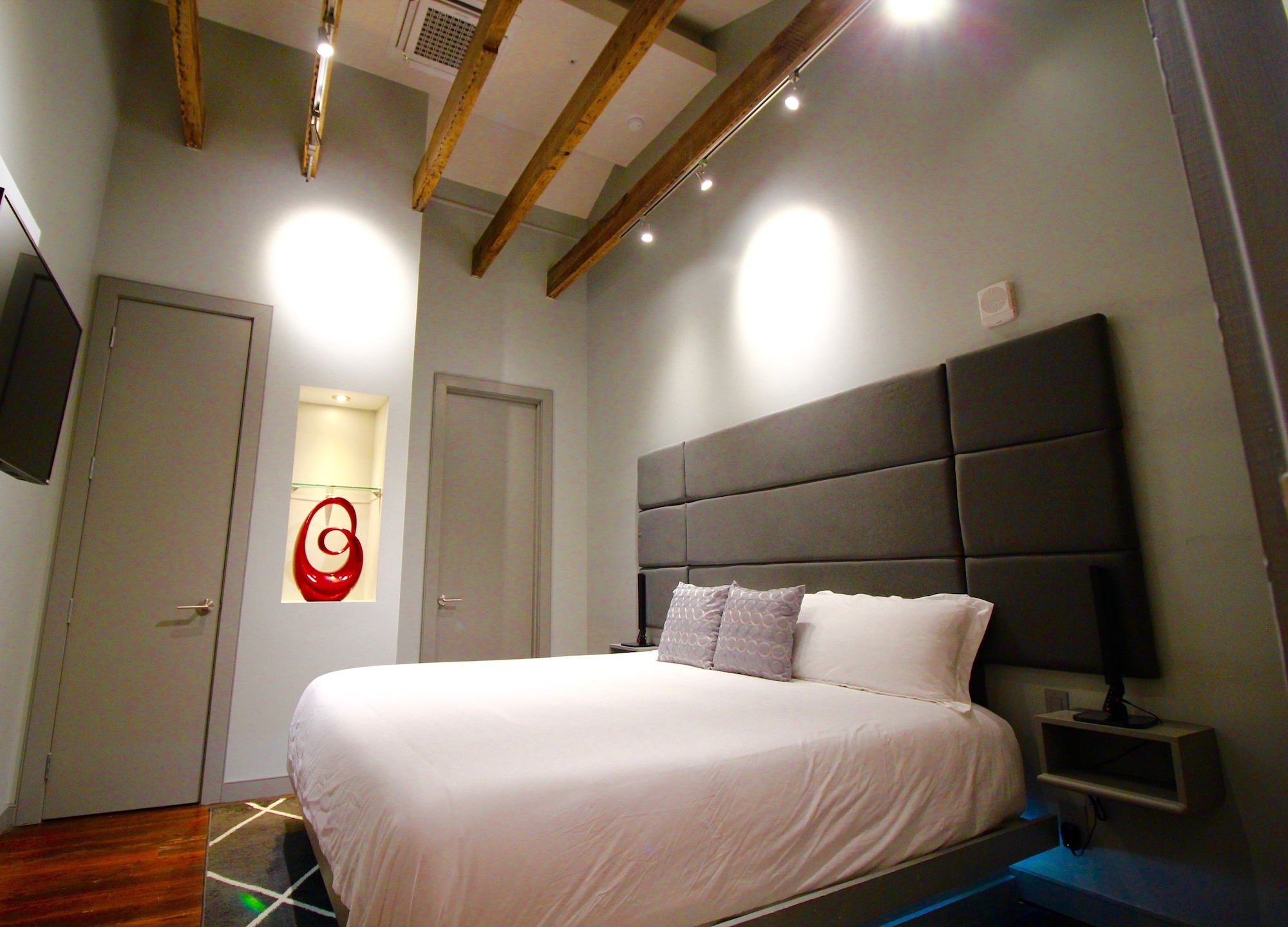 4 Bedrooms, Luxury, Suite, King Bed, 3 Queen Beds, Sofa, Balcony, The Natchez Vacation Rentals 3/10