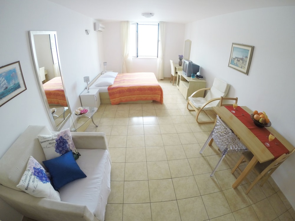 APARTMENTS TAMARIX - VINJERAC 15/50
