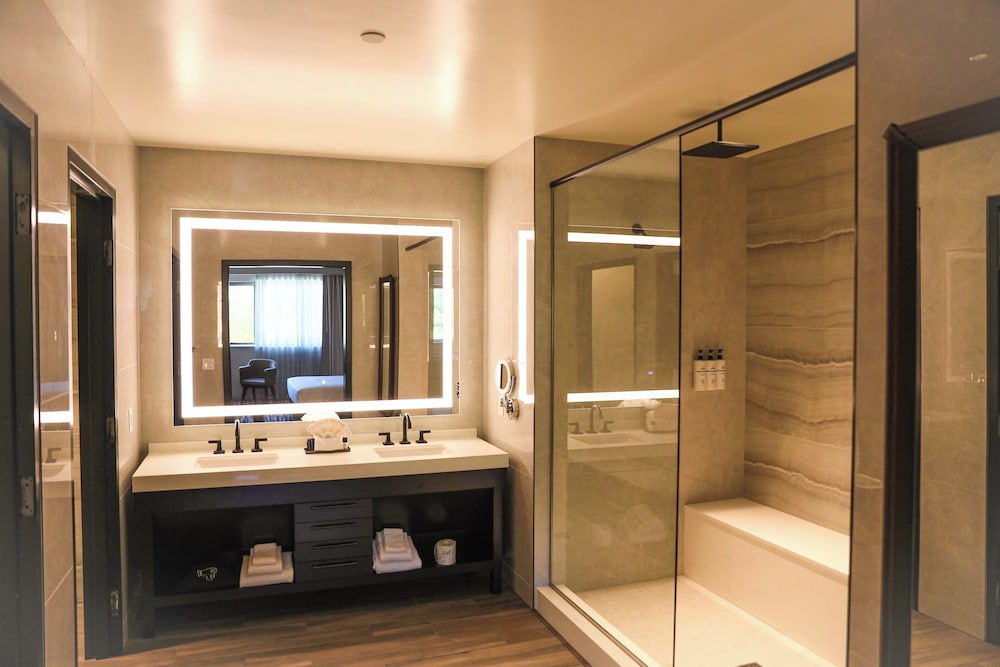The Hotel at Black Oak Casino Resort 28/29