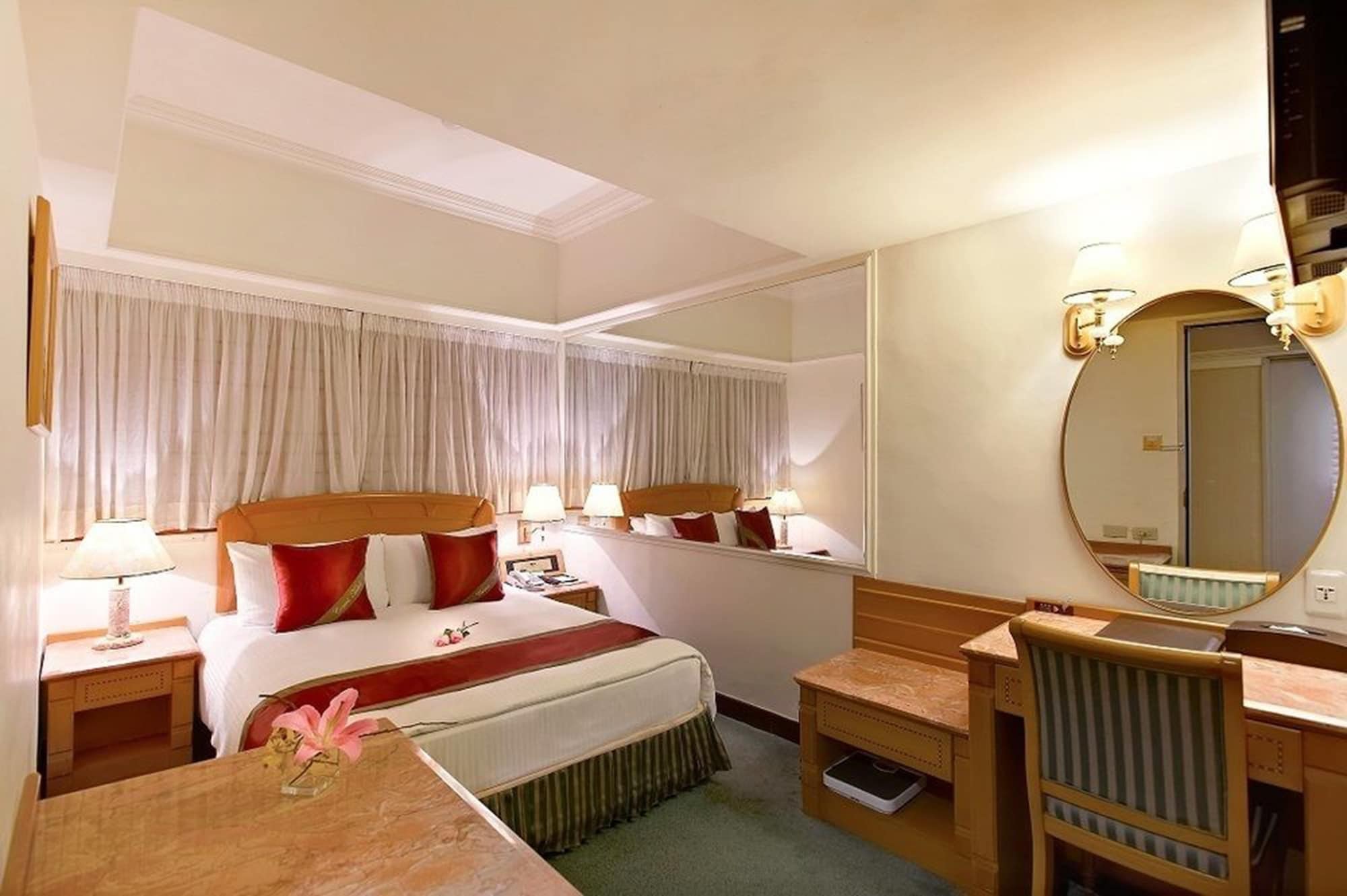 Economy, Double Bed, No Window، Cosmos Hotel Taipei 3/5