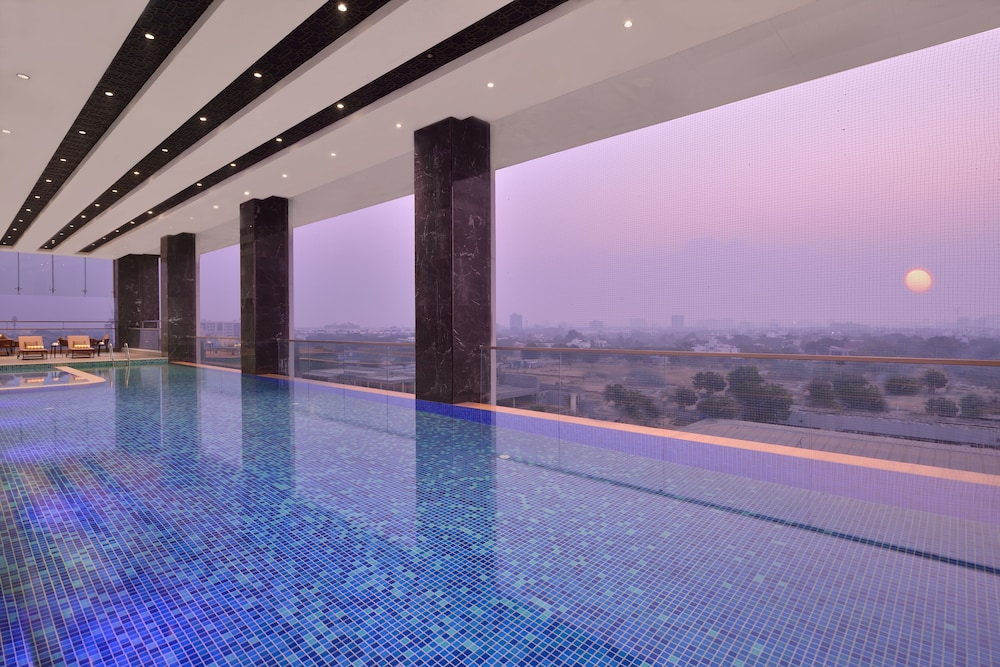 Taj Skyline Ahmedabad 32/64