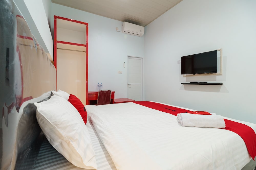 RedDoorz Plus near Palembang Icon Mall 2 9/15
