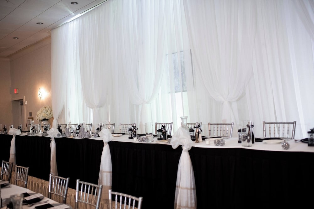 Delta Hotels By Marriott Utica 53/57