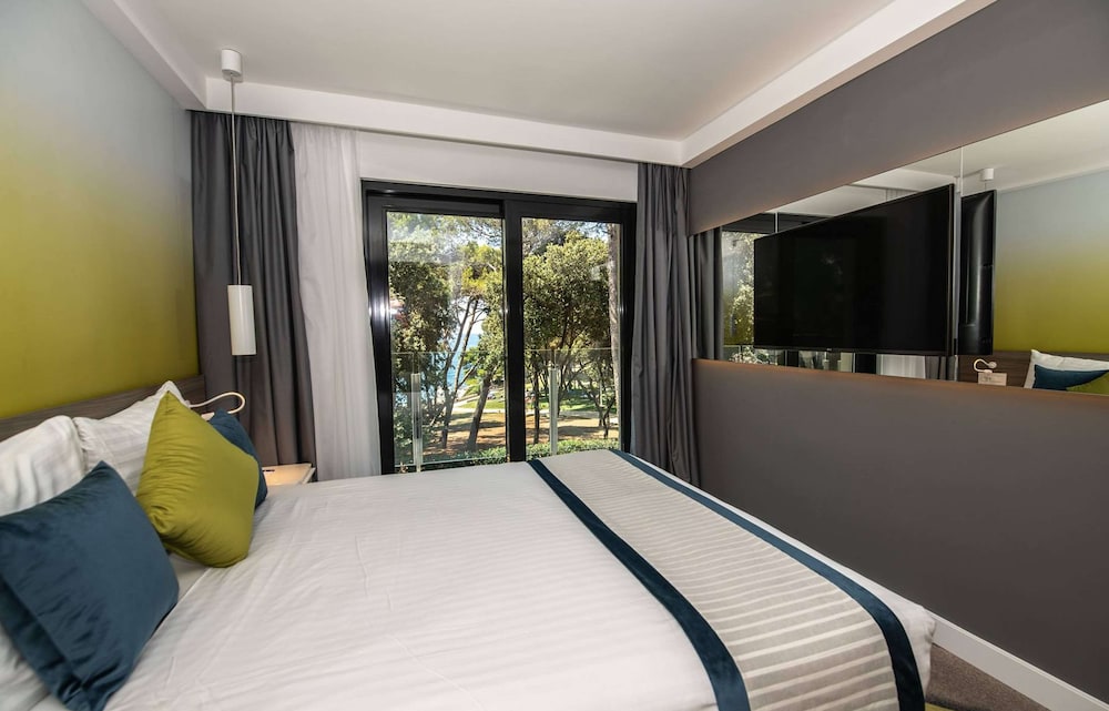 2 Bedrooms, Suite, 2 King Beds, Sea View, Garden Area