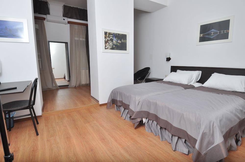 FAMILY, 3 BEDS