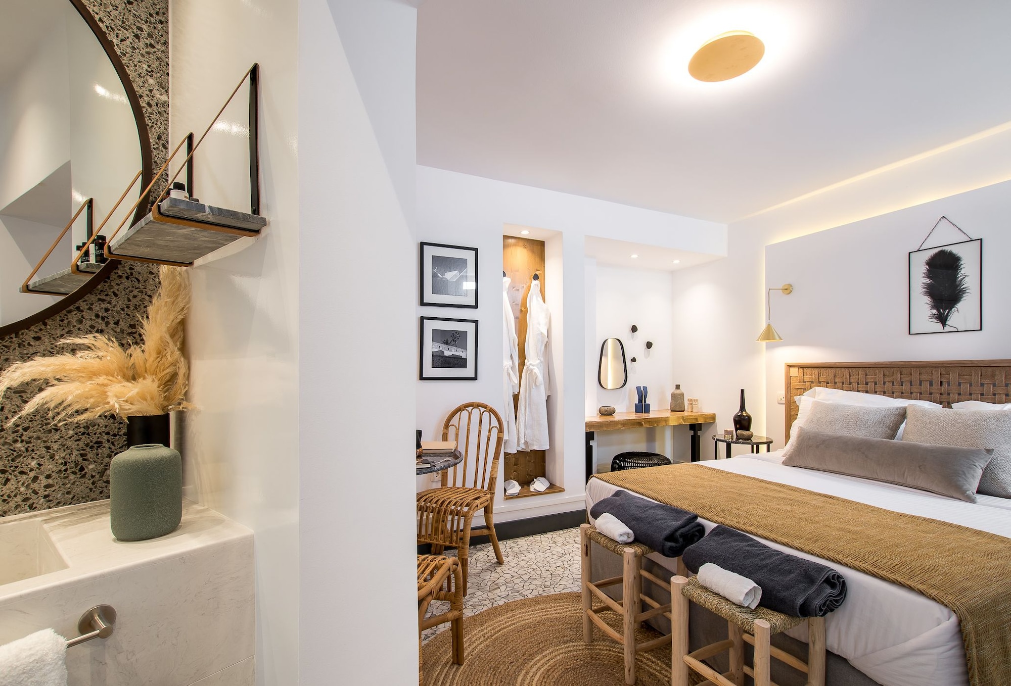 SUITE, KING BED, CALDERA VIEW, HOT TUB