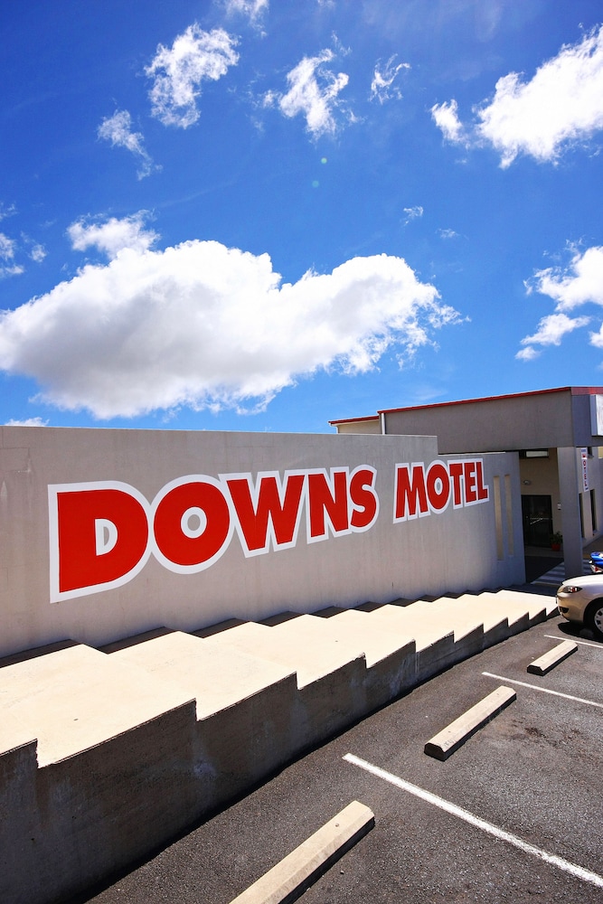 DOWNS MOTEL 8/35