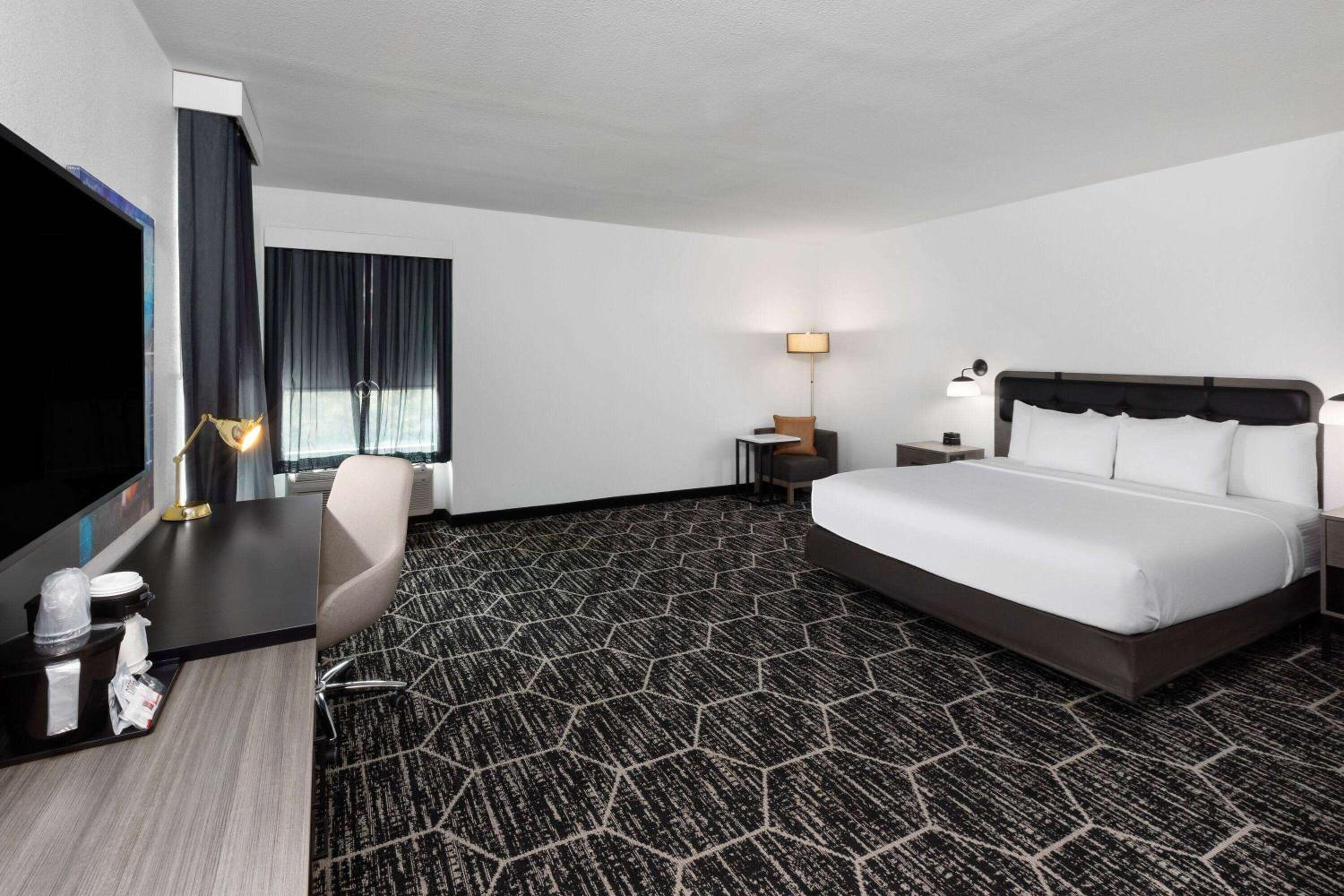 Suite, King Bed, Accessible